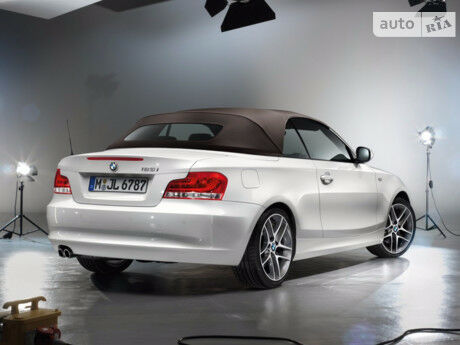 БМВ 1 Серия 2004 року BMW 1 Series 2004 року