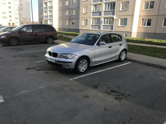 БМВ 1 Серия 2005 року BMW 1 Series 2005 року