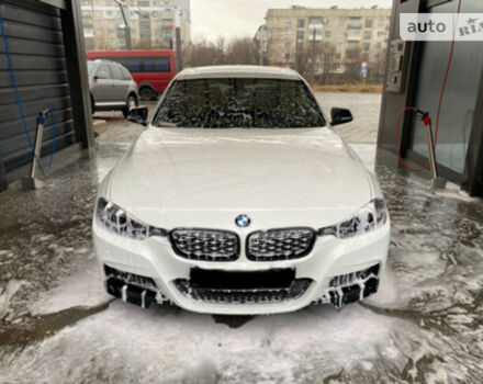 Фото на отзыв с оценкой 3.8 о BMW 3 Series 2014 году выпуска от автора "Andrey" с текстом: Классная машина, внешне очень красивая, особенно в белом цвете. Разные режимы вождения, действите...