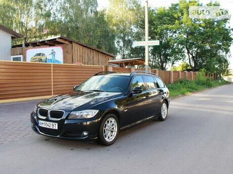 BMW 318 2010 року