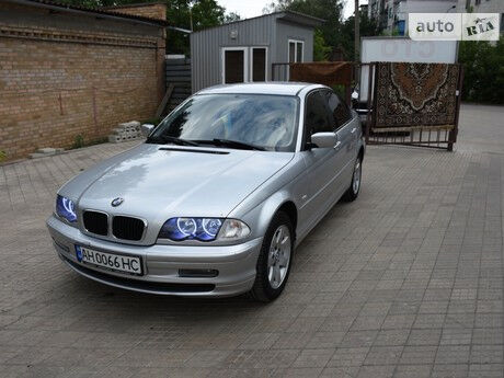 БМВ 318 2000 года BMW 318 2000 года