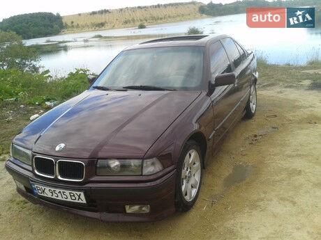 БМВ 318 1992 року BMW 318 1992 року