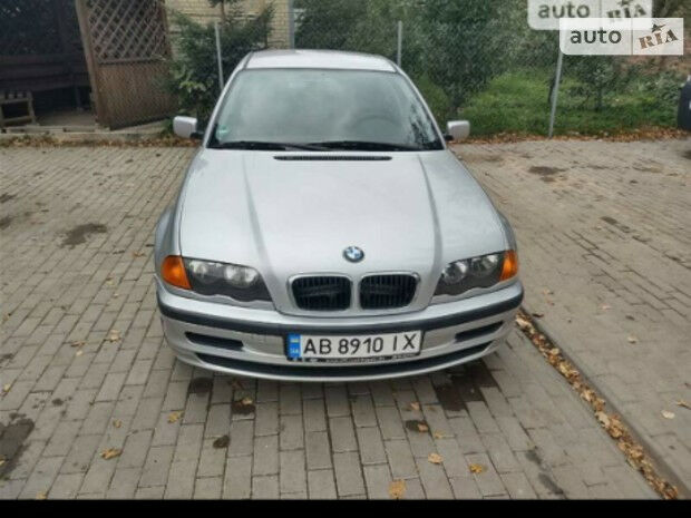 БМВ 318 1999 року BMW 318 1999 року