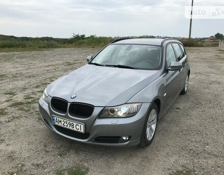 BMW 318 2011 року