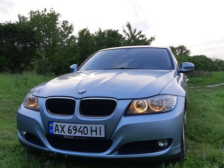 БМВ 320 2011 року BMW 320 2011 року