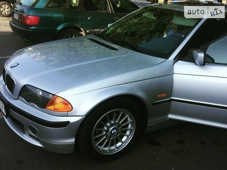 БМВ 320 2000 года BMW 320 2000 года
