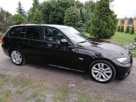 БМВ 320 2011 року BMW 320 2011 року