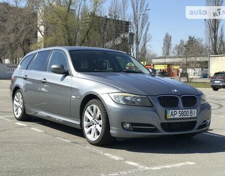 BMW 320 2010 года