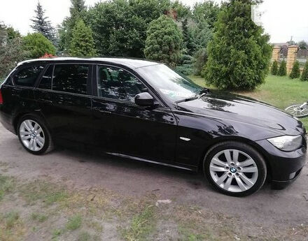 BMW 320 2011 року