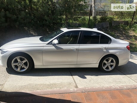 BMW 328 2015 року