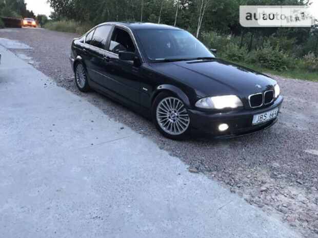 BMW 330 2000 року