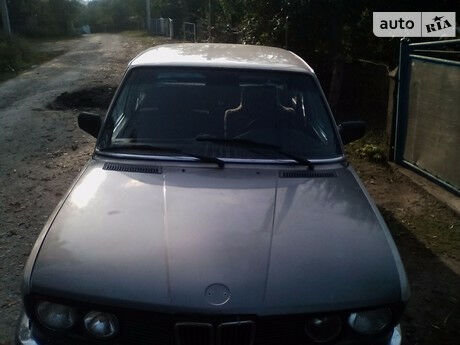 БМВ 525 1987 року BMW 525 1987 року