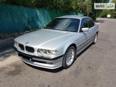 БМВ 730 2000 року BMW 730 2000 року