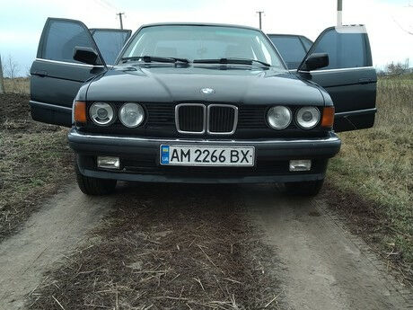 BMW 735 1990 року