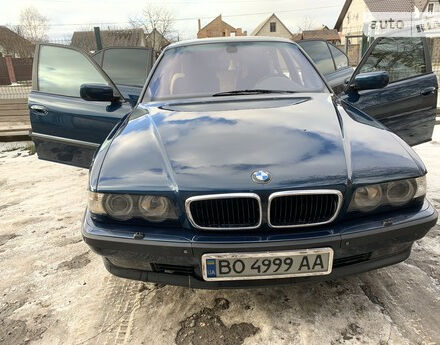 BMW 740 2001 года