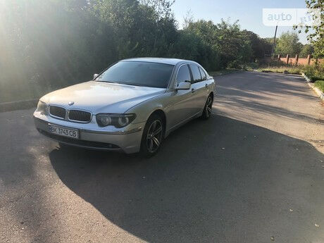 BMW 745 2004 року