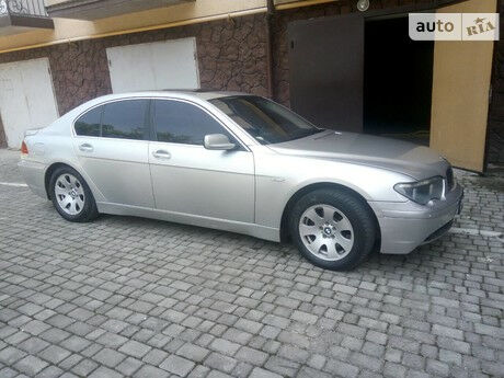 BMW 745 2002 року