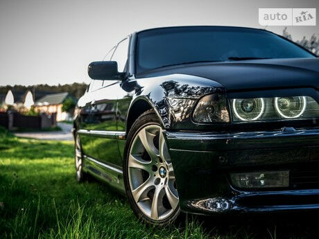 БМВ 750 1997 року BMW 750 1997 року
