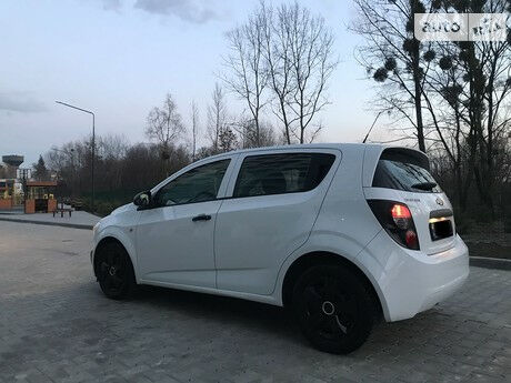 Chevrolet Aveo 2011 року