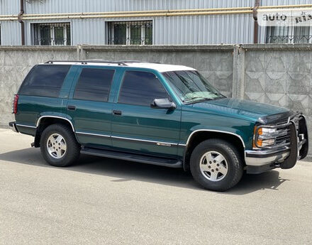 Фото на відгук з оцінкою 4.2   про авто Chevrolet Tahoe 1996 року випуску від автора “Роман” з текстом: Машина имеет фундаментальный облик, который запоминается и в большинстве это заслуга Голливуда, и...