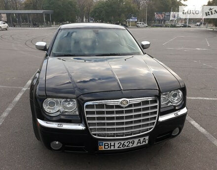 Отзыв о Chrysler 300C 2006 года выпуска Фото на отзыв с оценкой 4.6 о Chrysler 300C 2006 году выпуска от автора "Назар" с текстом: Німецька якість в американському кузові. Підвіска як на мене в міру жорстка. Кліренс для наших до...