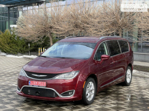 Chrysler Pacifica 2017 року