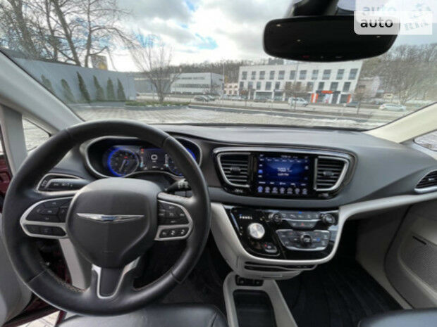 Chrysler Pacifica 2017 года