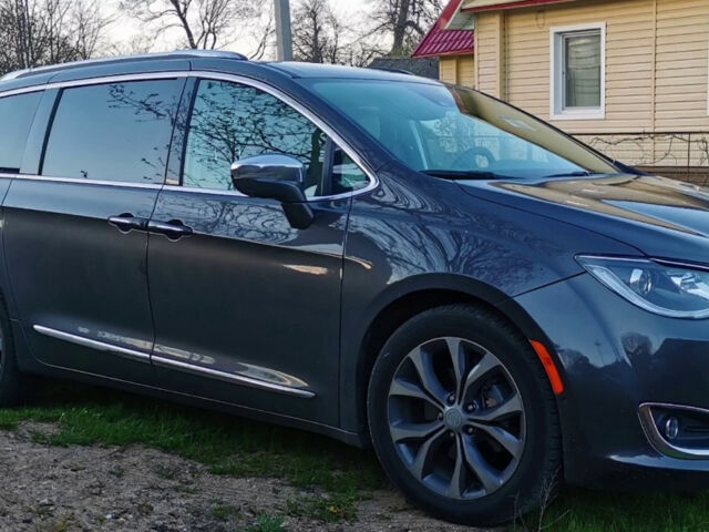 Chrysler Pacifica 2017 року