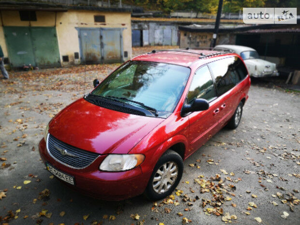 Chrysler Town & Country 2003 года