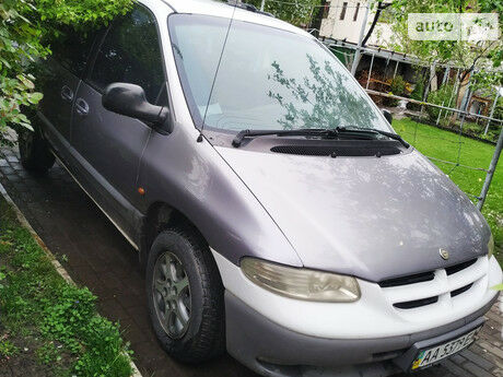 Крайслер Вояджер 1999 року Chrysler Voyager 1999 року