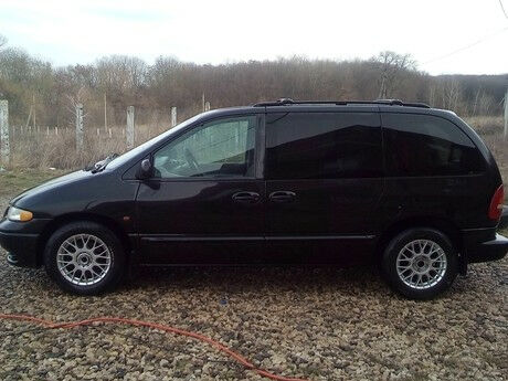 Крайслер Вояджер 1998 року Chrysler Voyager 1998 року