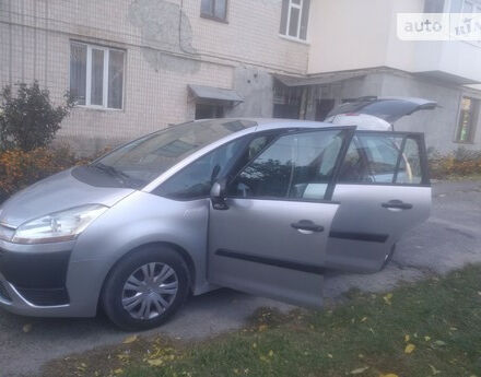 Фото на відгук з оцінкою 4.6   про авто Citroen C4 Picasso 2009 року випуску від автора “Анжеліка” з текстом: Авто для великої сім\'ї підходить на 100%. Рекомендую. Великі дзеркала , велике панорамне вікно, ...