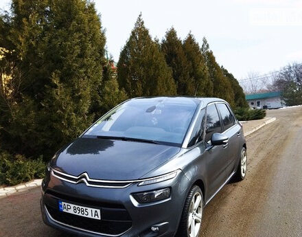 Фото на отзыв с оценкой 4.6 о Citroen C4 Picasso 2015 году выпуска от автора "Михаил Михаил" с текстом: Это очень яркий автомобиль,как и все новые Citroen.. Несомненные +:1. Расход топлива2. Шумоизоляц...