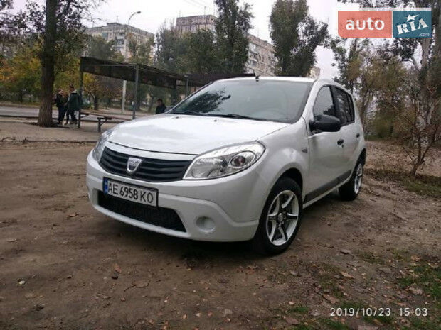 Дачия Сандеро 2010 року Dacia Sandero 2010 року
