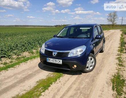 Фото на відгук з оцінкою 4.2   про авто Dacia Sandero 2011 року випуску від автора “Макс” з текстом: Хороша машинкаДешева в обслуговуванніМаневреність для міста хороша.Хороший кліренсШумоізоляція ба...