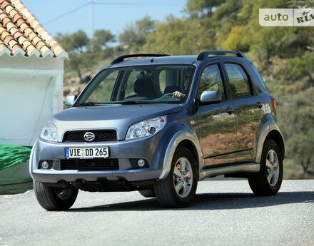 Фото на отзыв с оценкой 4.2 о Daihatsu Terios 2010 году выпуска от автора "Игорь" с текстом: Автомобиль реально очень удобный, компактный, машина на все случаи жизни. За все время только зам...