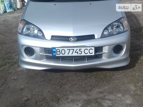 Дайхатсу ЯРВ 2002 года Daihatsu YRV 2002 года