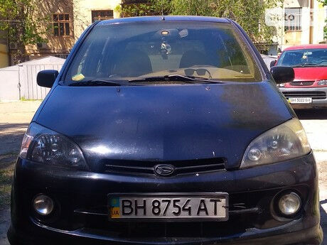 Дайхатсу ЯРВ 2002 року Daihatsu YRV 2002 року