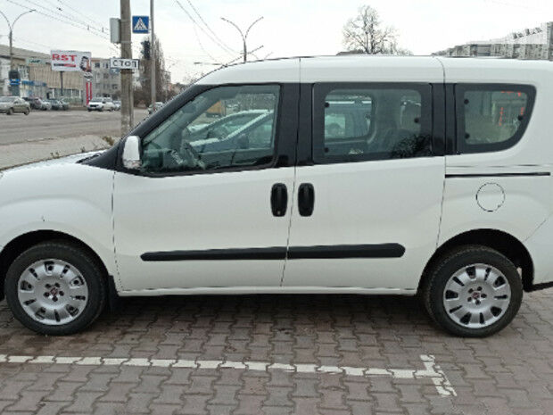 Fiat Doblo пасс. 2010 года