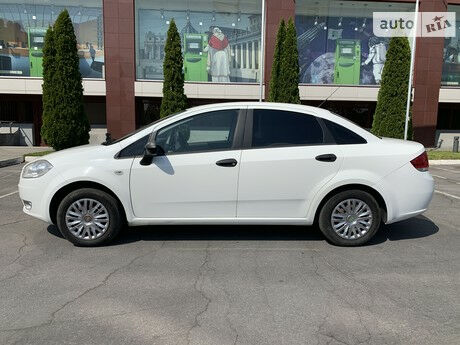 Фиат Линеа 2012 року Fiat Linea 2012 року