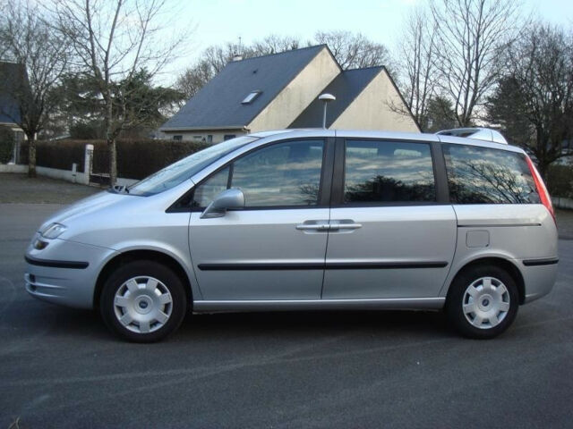 Фиат Улиси 2003 року Fiat Ulysse 2003 року