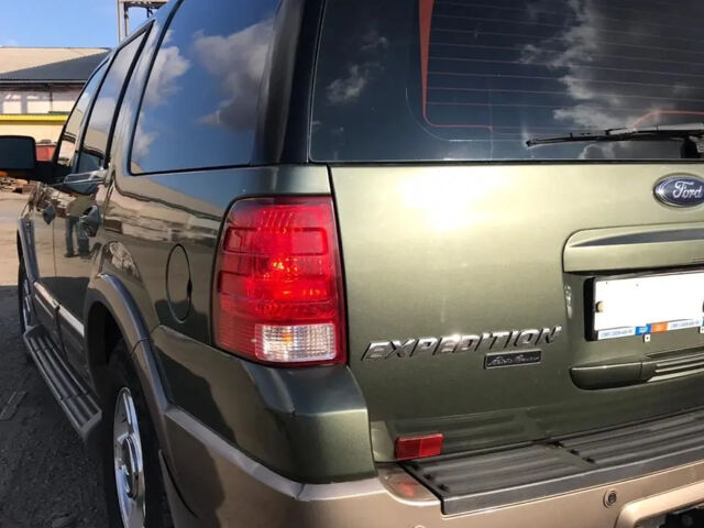 Ford Expedition 2004 року