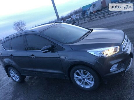 Ford Kuga 2019 року