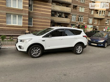 Форд Куга 2017 року Ford Kuga 2017 року