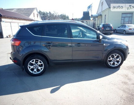 Ford Kuga 2011 року