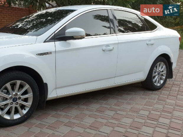 Ford Mondeo 2011 року