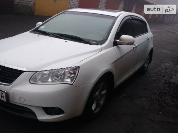 Джили Эмгранд 2013 року Geely Emgrand 2013 року