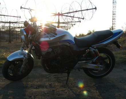 Фото на отзыв с оценкой 4.6 о Honda CB 400 SF 2001 году выпуска от автора "Вадим" с текстом: Хороший, надёжный, неприхотливый, управляемый, удобный мотоцикл. Универсальный. Несмотря на небол...