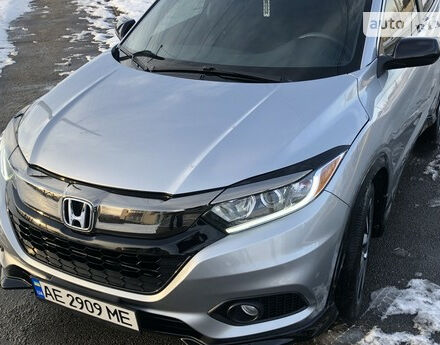 Фото на відгук з оцінкою 5   про авто Honda HR-V 2019 року випуску від автора “Влад” з текстом: Яркий, стильный, современный динамичный и в то же время экономичный городской кроссовер, выделяющ...