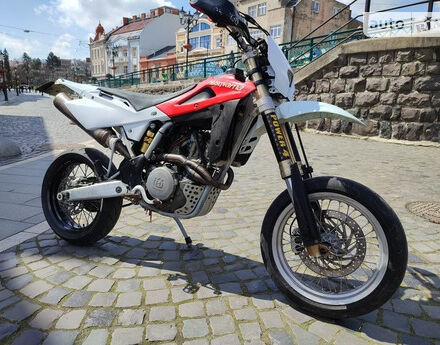 Фото на отзыв с оценкой 5 о Husqvarna SM 450R 2007 году выпуска от автора "Саша" с текстом: Отличный мото для города , может смело натягивать 600 км . Кпп 6 ступка гидравлика сцепление , хо...